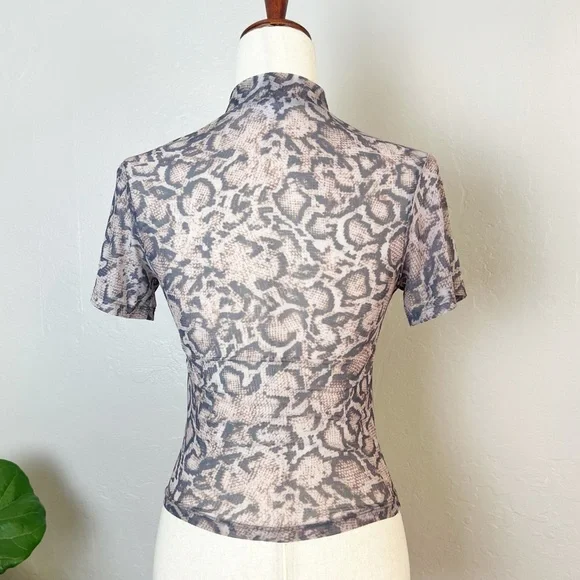 ✖️SOLD✖️•LNA• Snake Mesh High Neck Short Sleeve Cropped Semi Sheer Fitted Tee - Picture 3 of 11